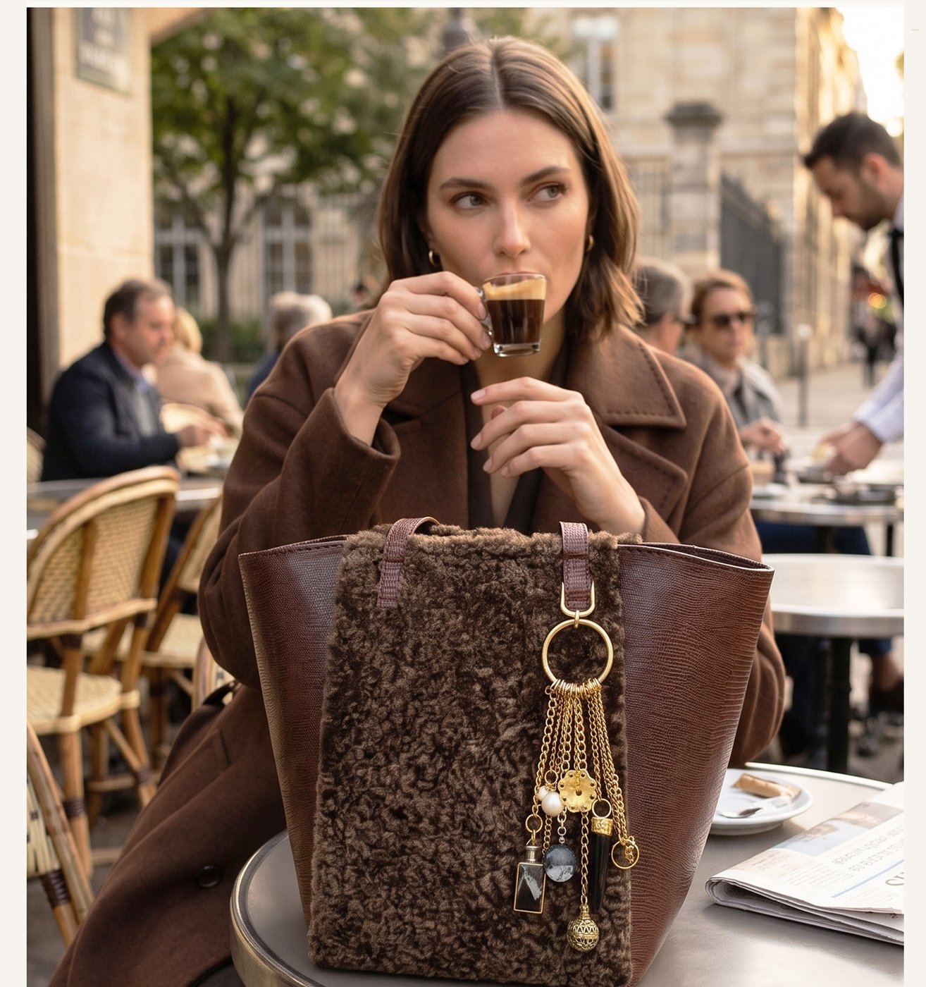 Cartera Veneto Sheepskin en caf&eacute; parisino